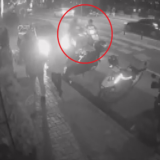 Bakırköyde motokuryelerin çarpışma anı güvenlik kamerasında