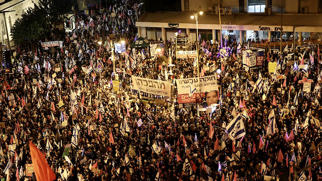 İsrail'de Netanyahu karşıtları seçim öncesi sokağa döküldü.