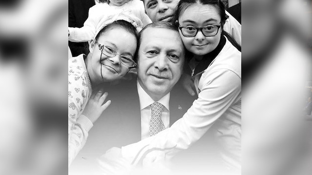 Cumhurbaşkanı Erdoğan, 21 Mart Dünya Down Sendromu Farkındalık Günü’nde down sendromlular ile çekilen bir fotoğrafını paylaşarak  “Farkındalığınızla dünyamızı güzelleştiriyor, zenginleştiriyorsunuz. İyi ki varsınız” ifadelerini kullandı.