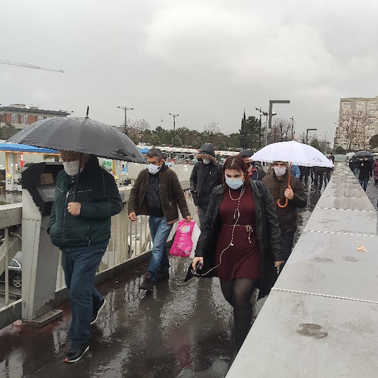 İstanbulda aniden bastıran yağmur vatandaşlara zor anlar yaşattı