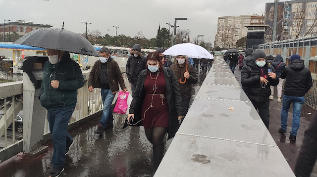 İstanbul'da aniden bastıran yağmur vatandaşlara zor anlar yaşattı