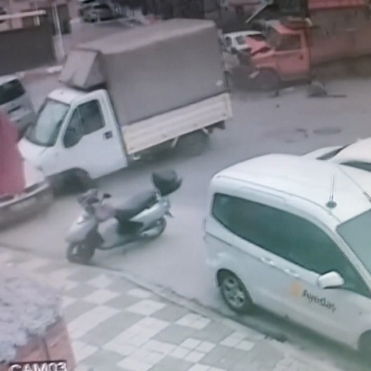 Maltepede kamyonet caddeyi birbirine kattı