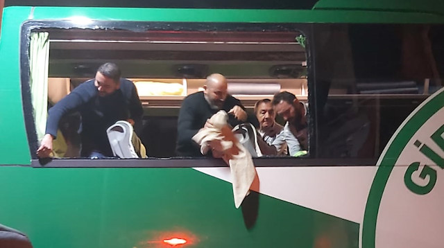 Taşlı saldırı sonucu otobüsün camı kırılmış ve takım kaptanı hafif şekilde yaralanmıştı.