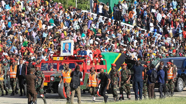 Magufuli'nin cenazesinin, 26 Mart Cuma günü doğduğu Chato kentinde toprağa verilmesi planlanıyor.