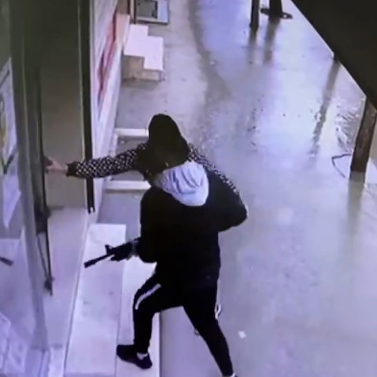 Pompalı tüfekli kovalamacada kaçan şahsı sığındığı fotoğrafçıda yaraladılar