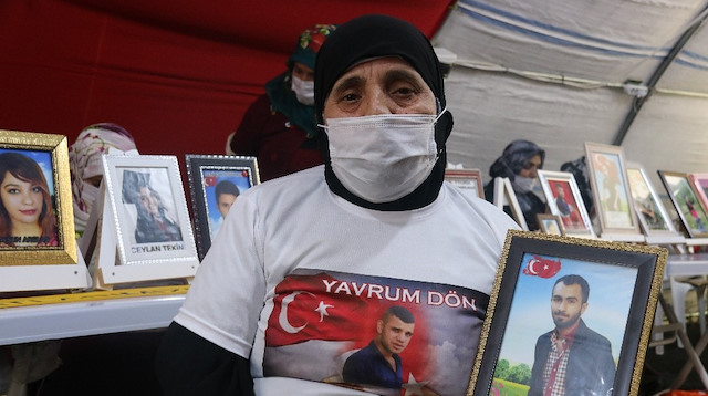 Fadime Aksu HDP Diyarbakır İl Başkanlığı önünde başlatılan evlat nöbeti eylemini sürdürüyor.