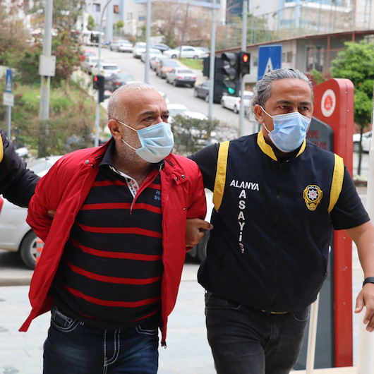 Katil zanlısı kocaya adliye önünde şaşırtan destek: Adamsın adam, adamın kralısın, rahatına bak ağabey