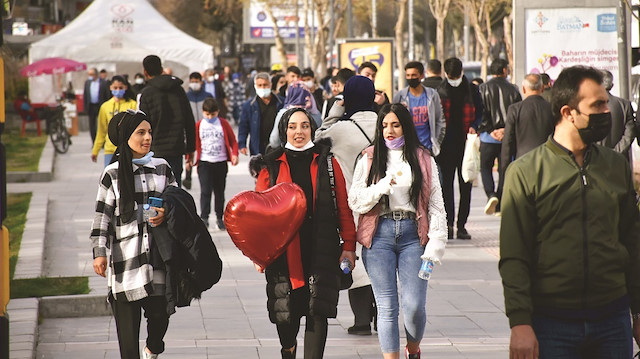 Türkiye’nin bir çok Avrupa ülkesi gibi üçüncü dalganın içerisinde olduğunu söyleyen Şener, “Bu tırmanış trendi devam edecek olursa, Türkiye’nin tamamen kapanması dahi söz konusu olabilir” dedi.