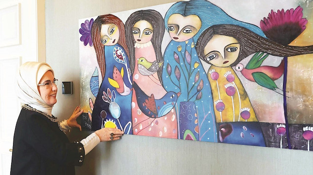 Emine Erdoğan, Saray Engelsiz Yaşam Ve Bakım Rehabilitasyon Merkezi öğrencileri tarafından yapılan tabloyu, Cumhurbaşkanlığı Konutu’nun duvarına astı.