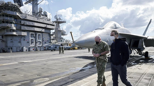 Yunanistan Başbakanı Miçotakis,  Girit Adası'nda konuşlananABD uçak gemisini ziyaret etti.