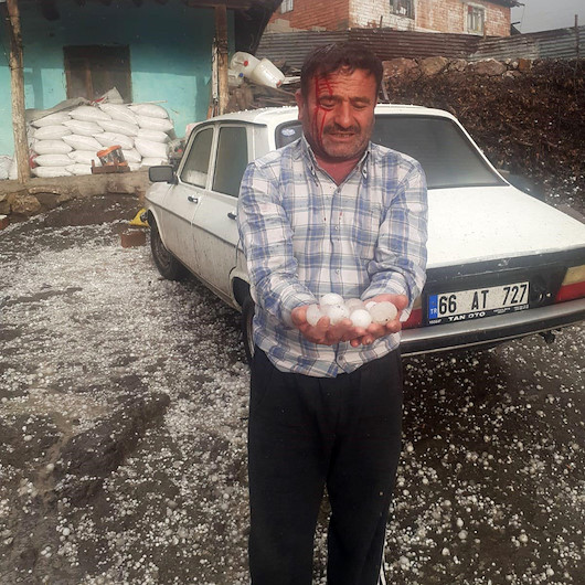 Yozgatta yumurta büyüklüğünde yağan dolu vatandaşın kafasını yardı