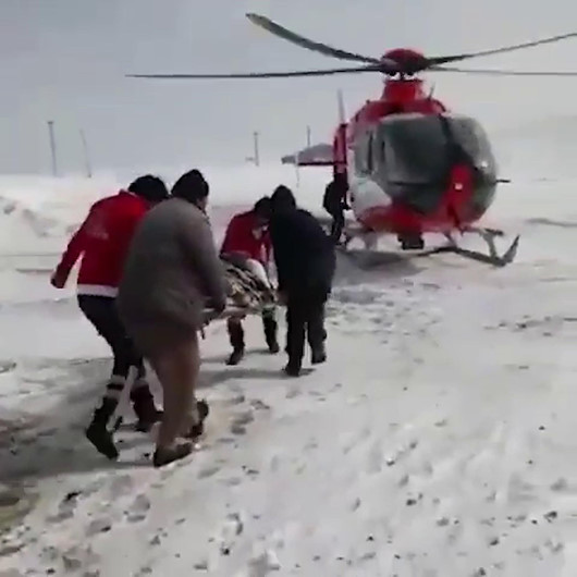 Ağrıda yolu karla kapanan köyde yaşayan hamile kadın için ambulans helikopter gönderildi