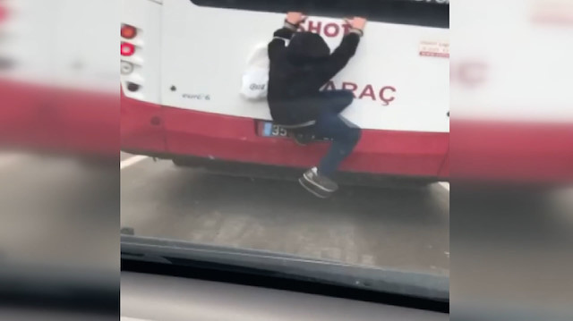 Hareket halindeki otobüse tutunan çocuk yürekleri ağza getirdi