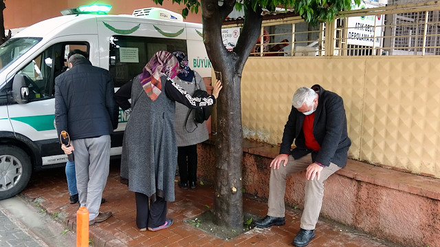 Çiftin yakınları cenazeleri teslim alırken zor anlar yaşadı