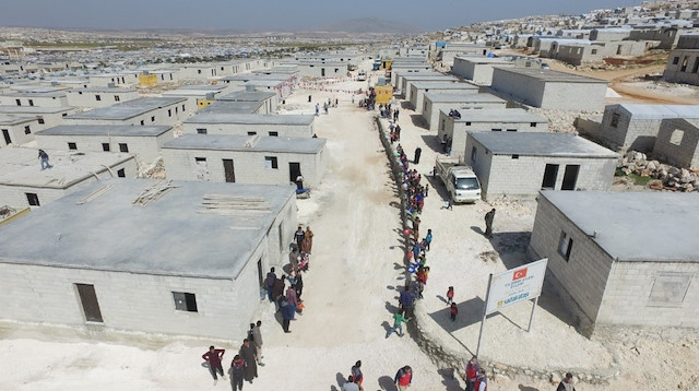 İdlib kentinde yaşamlarını sürdüren mülteciler için temeli atılan 3 bin 500 briket evin büyük kısmının yapımı tamamlandı.