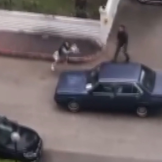 Araçta tartışan çift, hırslarını bindikleri otomobilden çıkardı: Kaldırım taşıyla camı tuzla buz ettiler