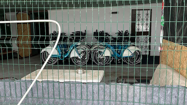 Garaja çekilen bisikletler atıl bir şekilde bekletiliyor.