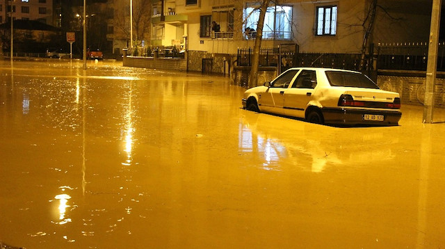 Bingöl’de şiddetli yağış hayatı felç etti: Yollar göle döndü evleri su bastı