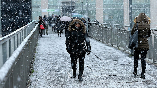 Beklenen kar yağışı İstanbul'da sabah saatlerinde etkisini arttırdı.