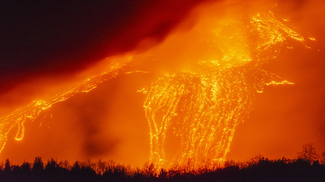 Etna Yanardağı yeniden alev püskürttü