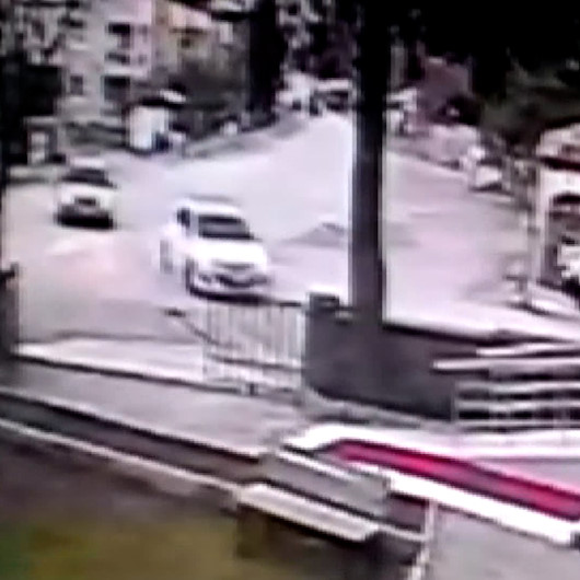 Virajı alamayan otomobil cami duvarına çarptı