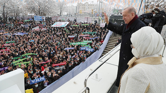 Cumhurbaşkanı Erdoğan kongre girişi önünde vatandaşlara hitap etti. 