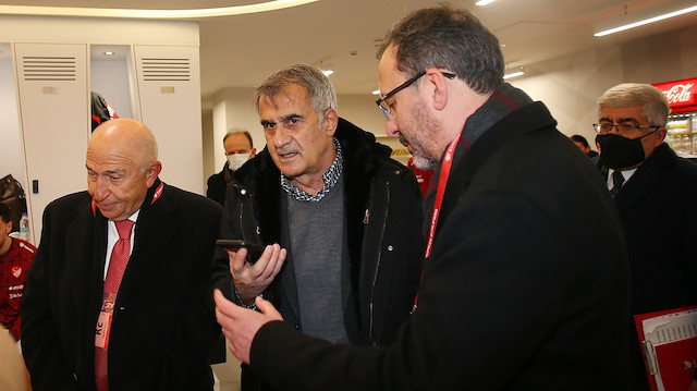 Erdoğan, maçın ardından soyunma odasında futbolcularla bir araya gelen Bakan Kasapoğlu'nun telefonundan Teknik Direktör Şenol Güneş ve oyuncularla görüştü.