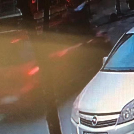 Esenlerde korkunç kaza: Otomobilin çarptığı kadın metrelerce savruldu