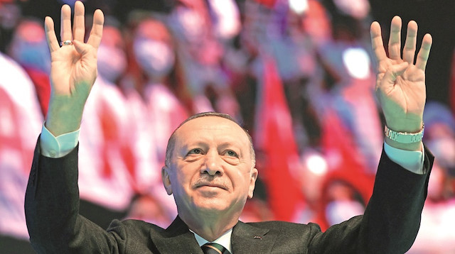 Cumhurbaşkanı Erdoğan, konuşmasına Fatiha okuyarak başladı. Yaklaşık 2 saat süren konuşmasının ilk yarım saatinde tek tek 81 ili sayarak selam gönderdi.