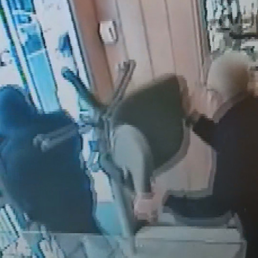 Silahla vurulan kuyumcu, soyguncuları sandalye ile kovaladı