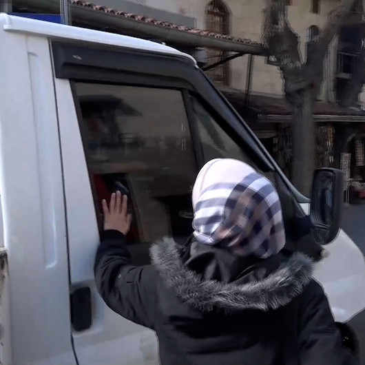 Tartıştığı kocası ile aynı araca binen kadına vatandaşlar yalvardı: Kurban olayım dur gitme