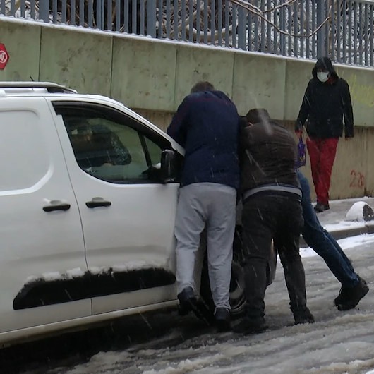 Kar yüzünü gösterdi İstanbullular zor anlar yaşadı