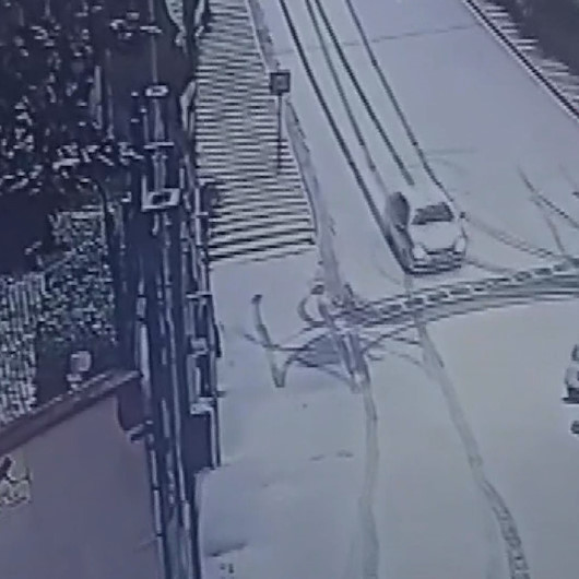 Kağıthanede karlı rampada kayan araç, park halindeki bir başka araca çarptı
