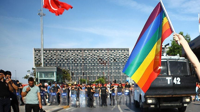 İBB çalışanlarına LGBT dersine katılın SMS'leri gönderiliyor.
