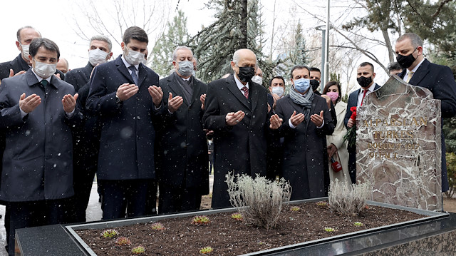 MHP Genel Başkanı Devlet Bahçeli, Alparslan Türkeş'in anıt mezarına ziyarette bulunarak dua etti.