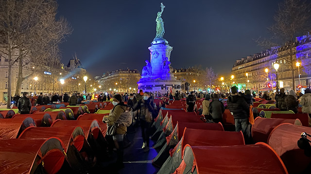 Göçmenler hükümete seslerini duyurmak için başkent Paris'in göbeğinde kamp kurdu.