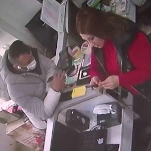 Eyüpsultanda saniyeler içinde telefon hırsızlığı kamerada