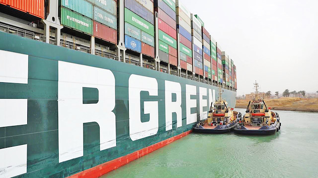 Küresel ticaretin yüzde 12’lik kısmının geçtiği Süveyş Kanalı’nda trafiğin aksaması sebebiyle engel olunan günlük ticaret miktarı 10 milyar doları buluyor.