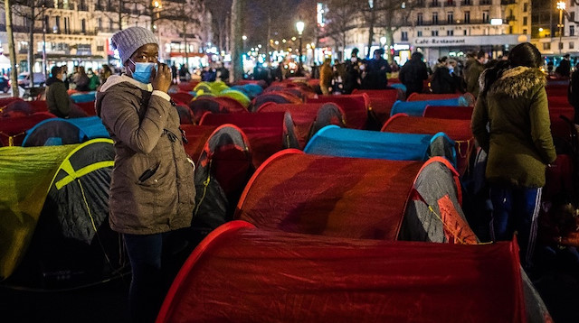 Yüzlerce göçmen, Paris’in göbeğine çadır kurdu