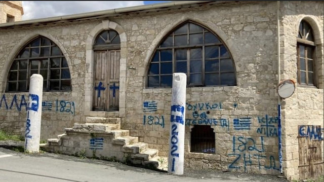 Rum Kesimi’nde camiye ‘haç’ resmi çizip, ‘Türklere ölüm’ tehditleri yazıldı.


