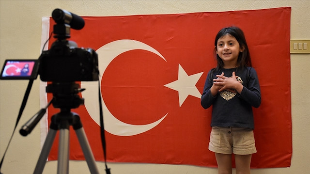 "سيلا".. طفلة لبنانية تتعلم التركية وتعلمها 