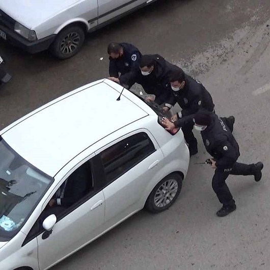 Hatayda aracı arıza yapan sürücünün imdadına polis yetişti: Önce akü desteği verdiler sonra iterek çalıştırdılar