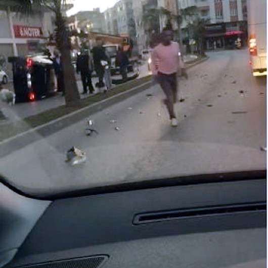 Antalyada takla atan araçtan çıkıp böyle kaçtılar