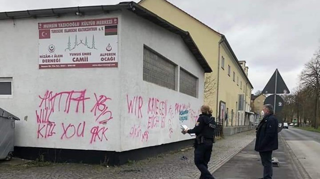Almanya'da PKK yandaşları cami ve kültür merkezine tehdit dolu sözler yazdı.