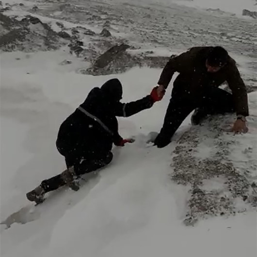 Karsta donmak üzere olan bisikletli menfezde bulundu