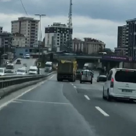Sultangazide yolda inatlaşan sürücülerin trafiği tehlikeye attığı anlar kamerada