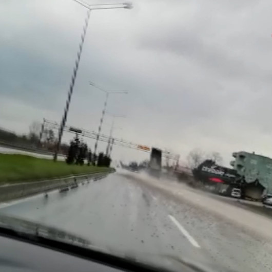 Damperi açık seyreden TIR direğe çarparak devrildi