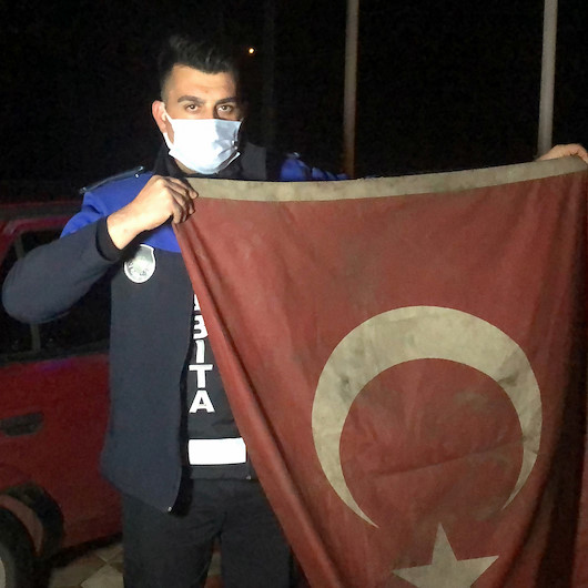 Zabıta memurunun 'Türk Bayrağı' hassasiyeti takdir topladı: Aracını durdurdu yerden kaldırdı