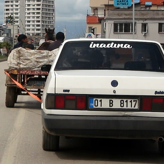 Arızalanan otomobili at arabasıyla çektiler