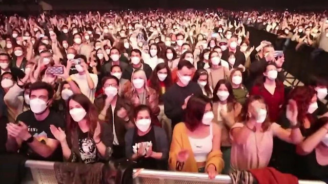 İspanya'da 5 bin kişinin katıldığı sosyal mesafesiz konser düzenlendi.